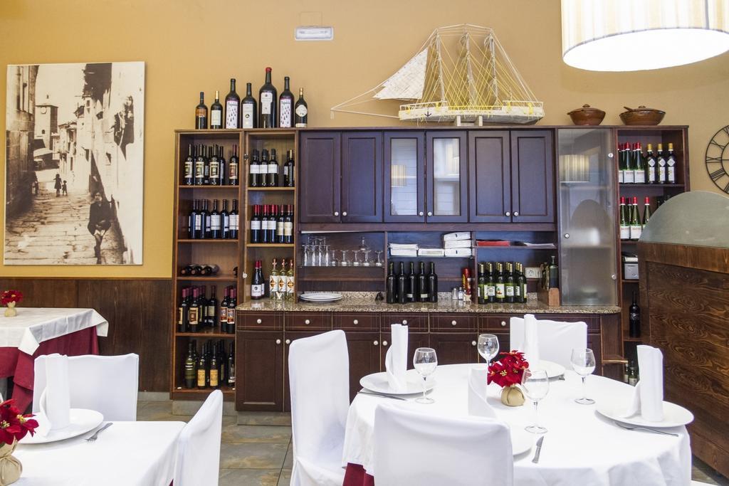 Hostal Restaurante Alarico Альяріс Екстер'єр фото